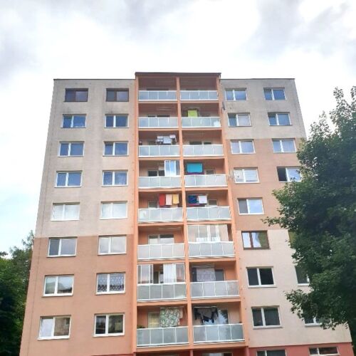 Balkónové hliníkové zábradlie. Výplň mliečne bezpečnostné sklo.