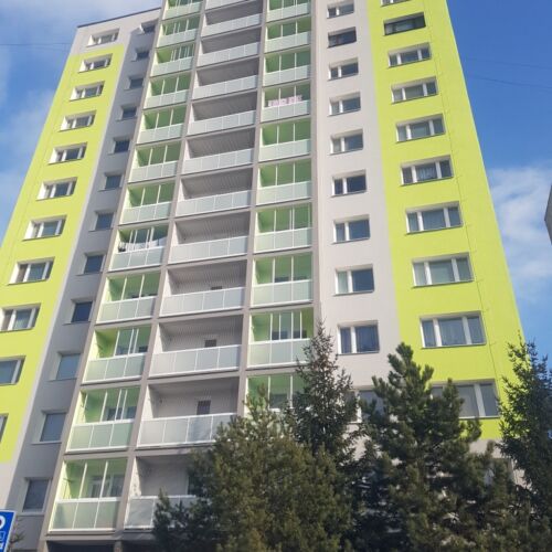 Zasklenie balkónov a zábradlie na bytovom dome Košice