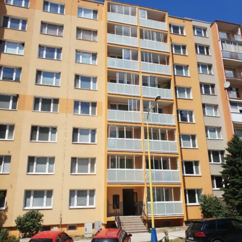 Hliníkové zábradlie, výplň mliečny konex s rámovým zasklením